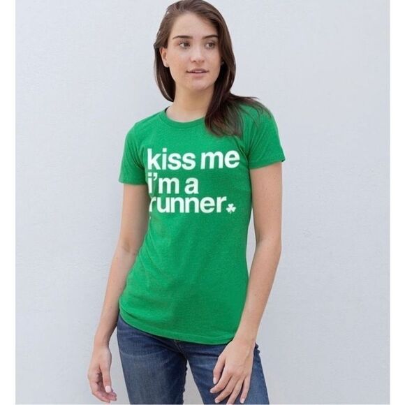 New Womens Gone for a Run Kiss Me I’m a Runner St Pattys Day Graphic Tee - Sz S - Picture 1 of 4